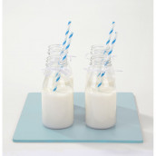 Les 4 bouteilles de lait en plastique
