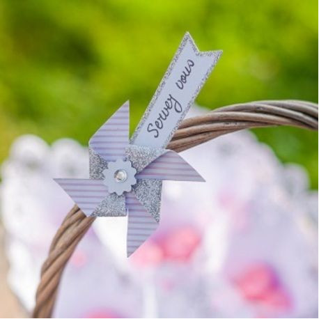 Le marque place moulin à vent rose et argent