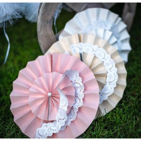 La rosace double et napperon en dentelle blanche, rose ou ivoire