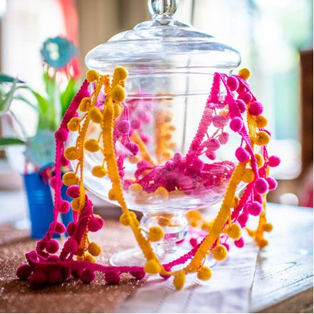Le ruban de pompons fuchsia