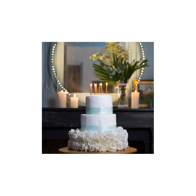 Gâteau D'anniversaire De 25 Ans Avec Bougies Allumées Et Bannière  D'anniversaire De Confettis