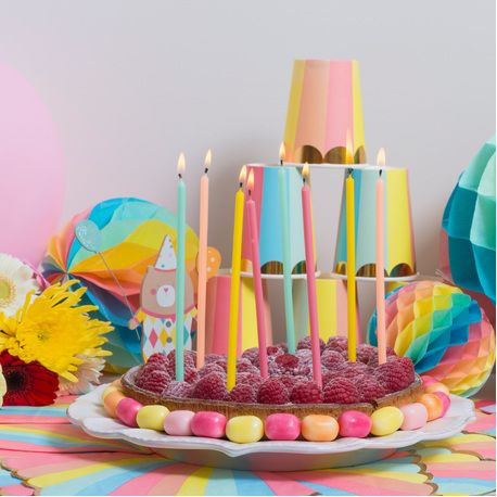 18 bougies joyeux anniversaire sur pic pastel multicolore/or