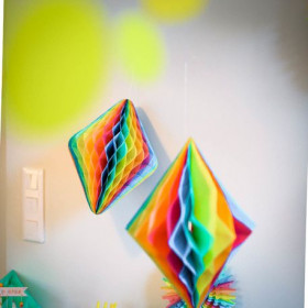 Les 3 boules en papier alvéolé arc en ciel