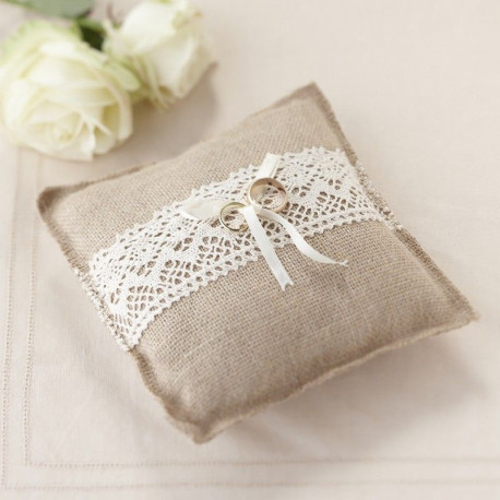 Le coussin d'alliances toile de jute et dentelle Le coussin d'alliances toile de jute et dentelle