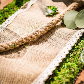 Le chemin de table dentelle et toile de jute