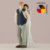 La figurine de gateau la mariée enlaçant le marié