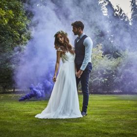La bombe fumigène mariage violet
