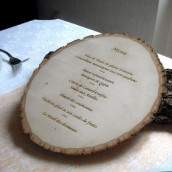 Le menu gravé sur rondin de bois