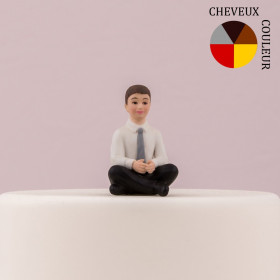 La figurine du garçon assis 