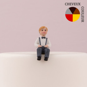 La figurine de la petite fille assise