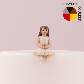 La figurine de la petite fille assise