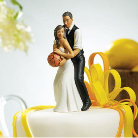 La figurine couple noir jouant au basket