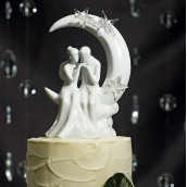La figurine mariage couple sur la lune en porcelaine