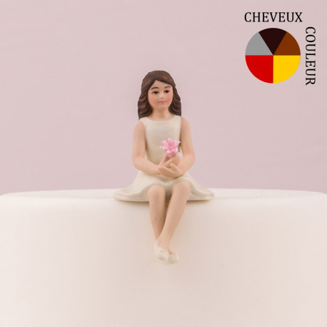 La figurine de la fille assise