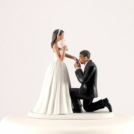 La figurine baise main (couple brun) La figurine baise main (couple brun)