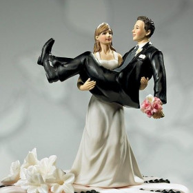 La figurine la mariée portant le marié