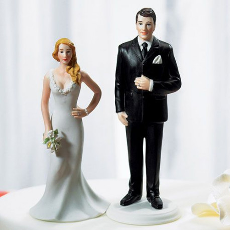 La figurine marié géant et la mariée petite La figurine marié géant et la mariée petite